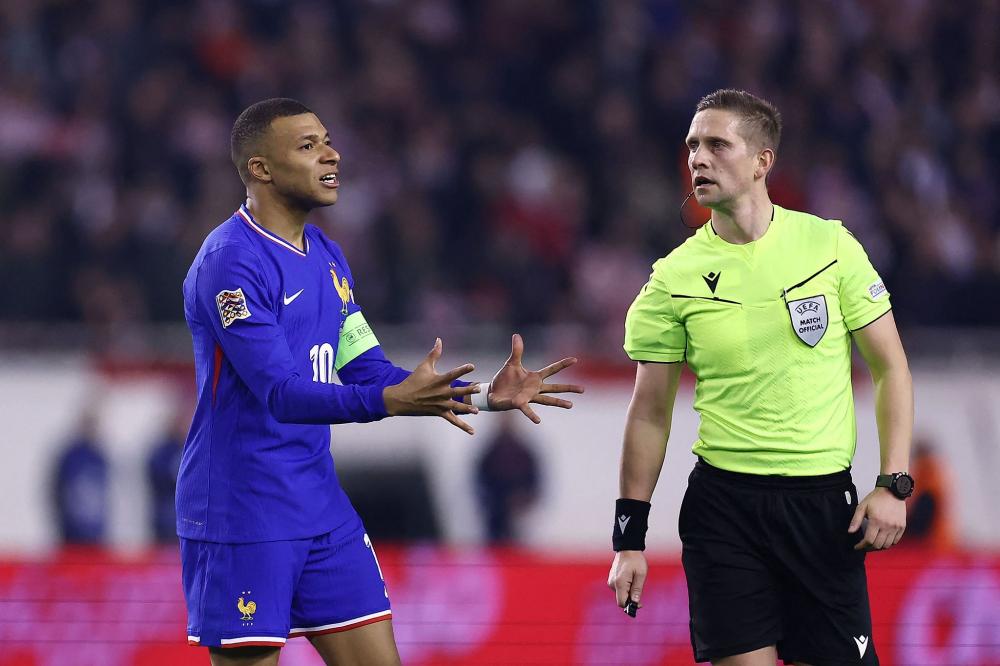 PG模拟器：王楚钦最新活动现场，少见妆容居然上了口红，各种操作后采访的梗又来了.